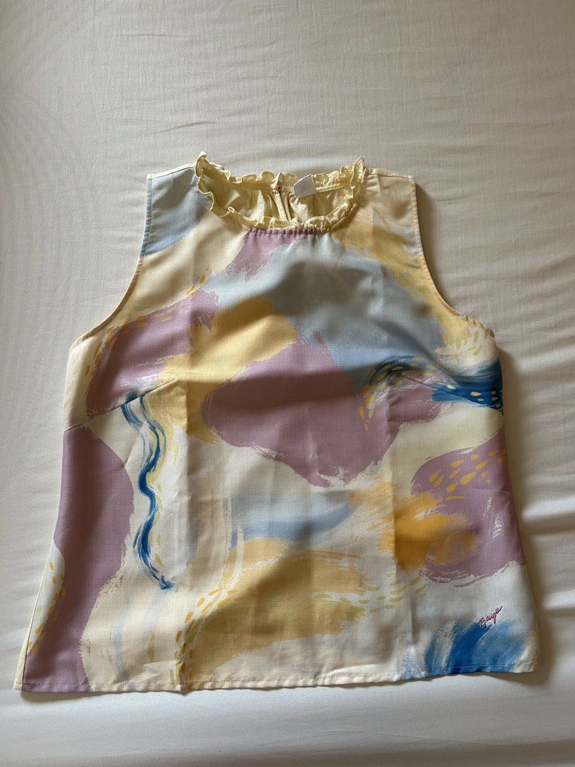 Bayo Sleeveless Top (Category: Sleeveless) located in Batangas. Submitted by dusclutter (Listing ID 1463770184, Image 1). Description: RFS: decluttering Loc: sto tomas batangas MOP: gcash / maya / maribank / BDO Shipping c/o buyer.