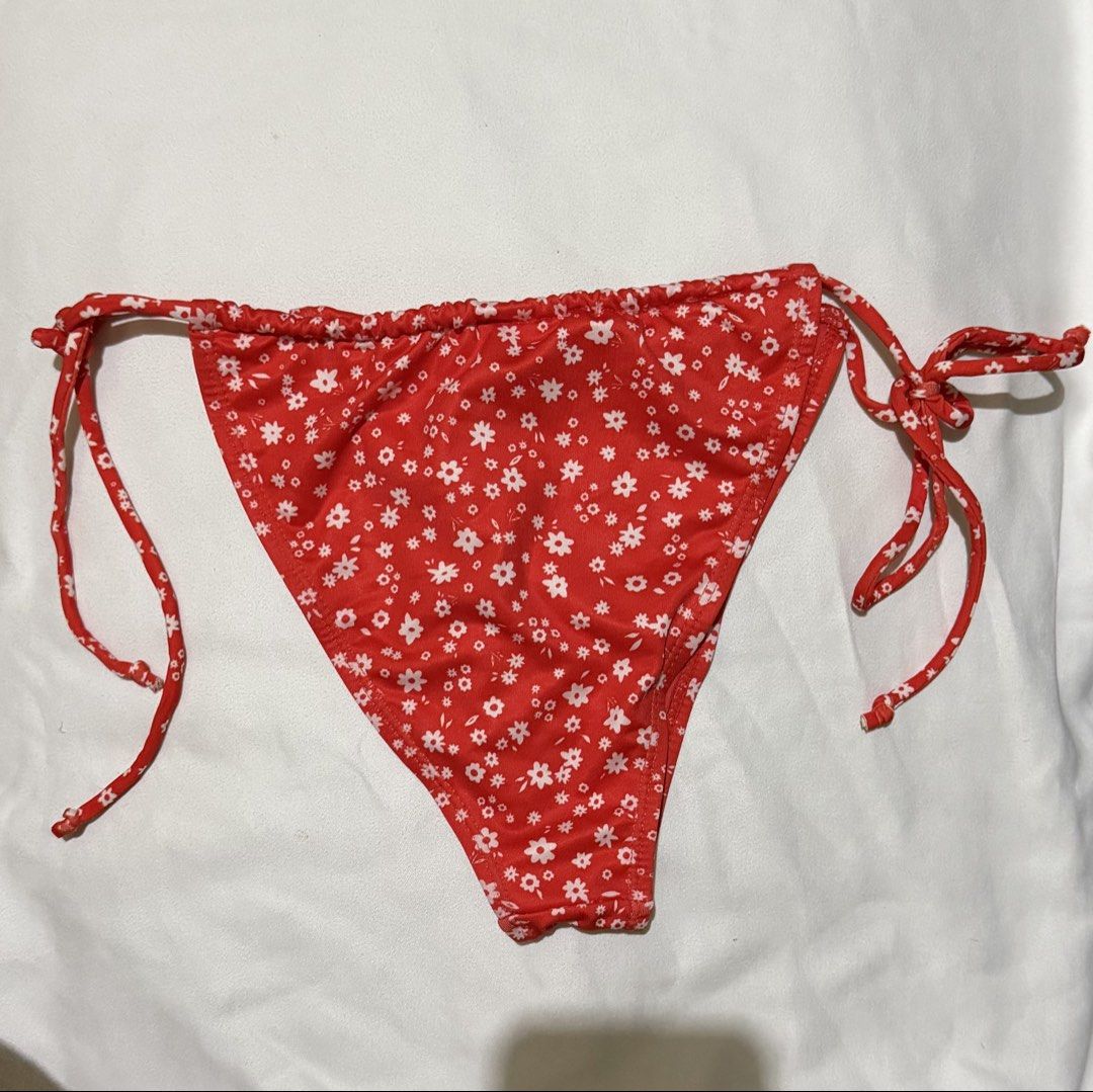 Bershka Bikini Bottom (Category: Bikinis & Swimsuits) located in Paranaque City. Submitted by declutternsell.729 (Listing ID 1463776365, Image 3). Description: - Red bikini bottoms from Bershka - White floral print - Adjustable side tie details - Size S - Ideal for beach days and pool parties NEVER BEEN USED.