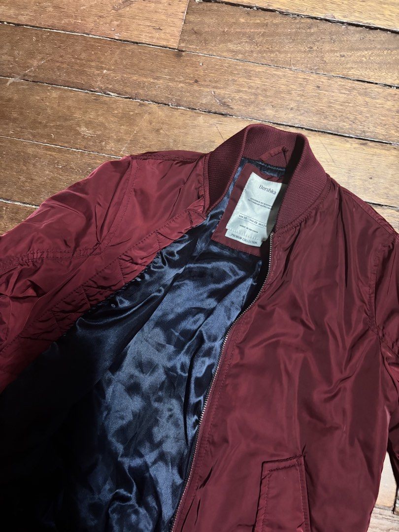 Bershka bomber jacket (Category: Coats, Jackets and Outerwear) located in Munoz. Submitted by preluv3120 (Listing ID 1463758278, Image 3). Description: .