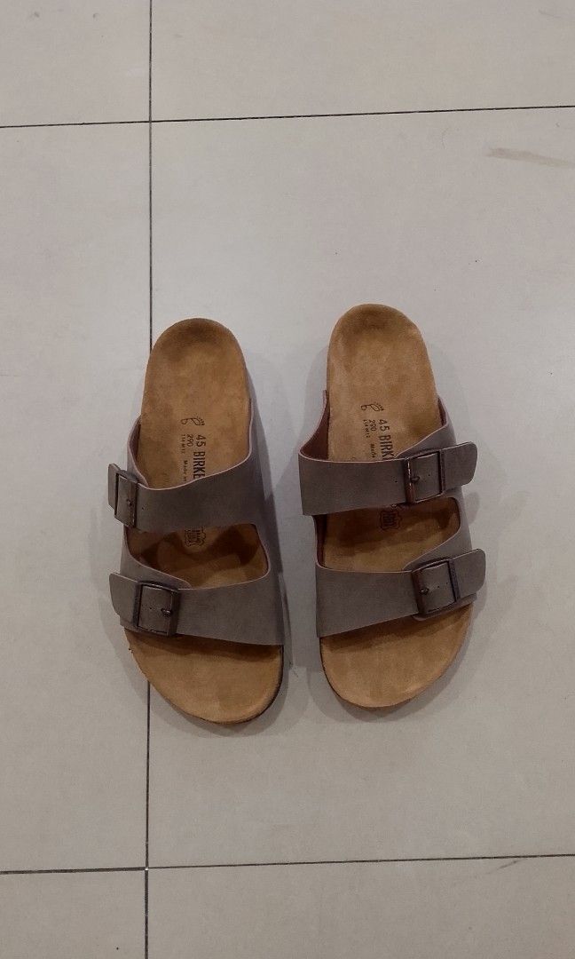 BIRKENSTOCK ARIZONA (Category: Slippers & Slides) located in Iloilo. Submitted by skerittt (Listing ID 1463822419, Image 1). Description: BIRKENSTOCK ARIZONA SIZE 45 NO FLAWS.