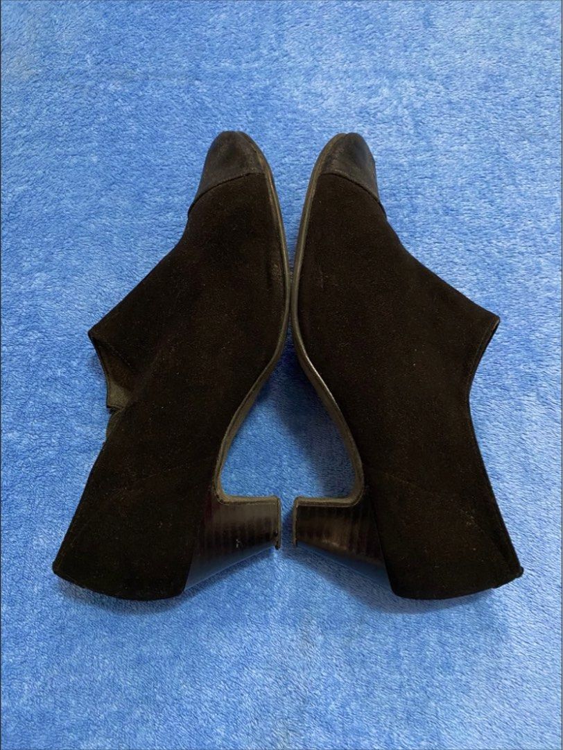 Black Velvet Suede Low Heeled Dancing Boots (Category: Boots) located in Quezon City. Submitted by madame_royale (Listing ID 1463832832, Image 3). Description: Size 24.5 (Japan Size) Size 7-7.5 (US Size) Heel height: 1.5 inch Buy it alone for P300 or buy it with the Yellow Dance Costume Set or the Cowgirl Set and get it for P200. Yellow Dance Costume Set P600 Black Dancing Boots P200 Discounted Total P800 P500 for small set of Polo, Skirt and Hat