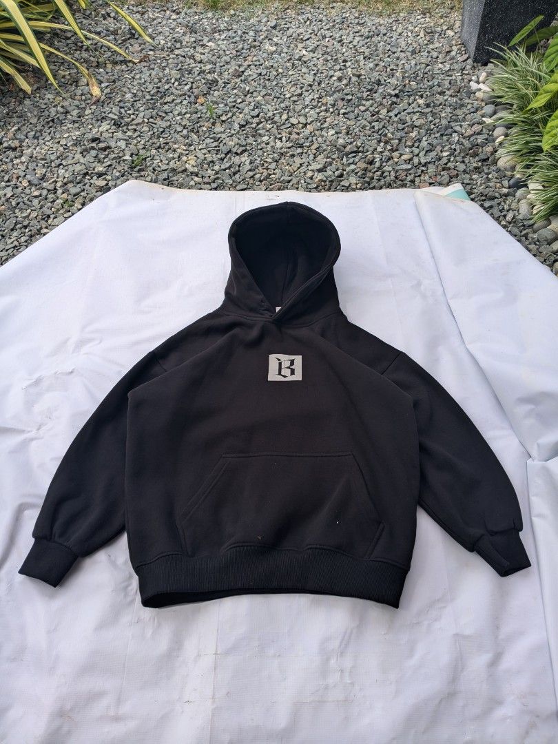 Black Boxy Hoodie (Category: Coats, Jackets and Outerwear) located in Calamba. Submitted by tutelfinds (Listing ID 1463802564, Image 2). Description: Black Boxy Hoodie 26x26 No issue 10/10 color rate.