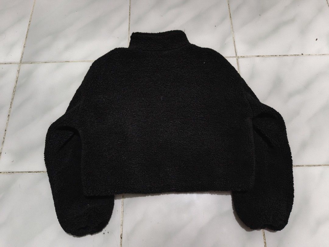 Black Cropped Boxy Sherpa Fleece Pullover (Category: Coats, Jackets and Outerwear) located in Naga. Submitted by prelovingit.222 (Listing ID 1463909981, Image 2). Description: Thick Fabric, Super soft & fluffy sherpa. Cropped boxy fit, oversized sleeves, sleek black. Great for layering & casual outfits. Size: Small-Medium.