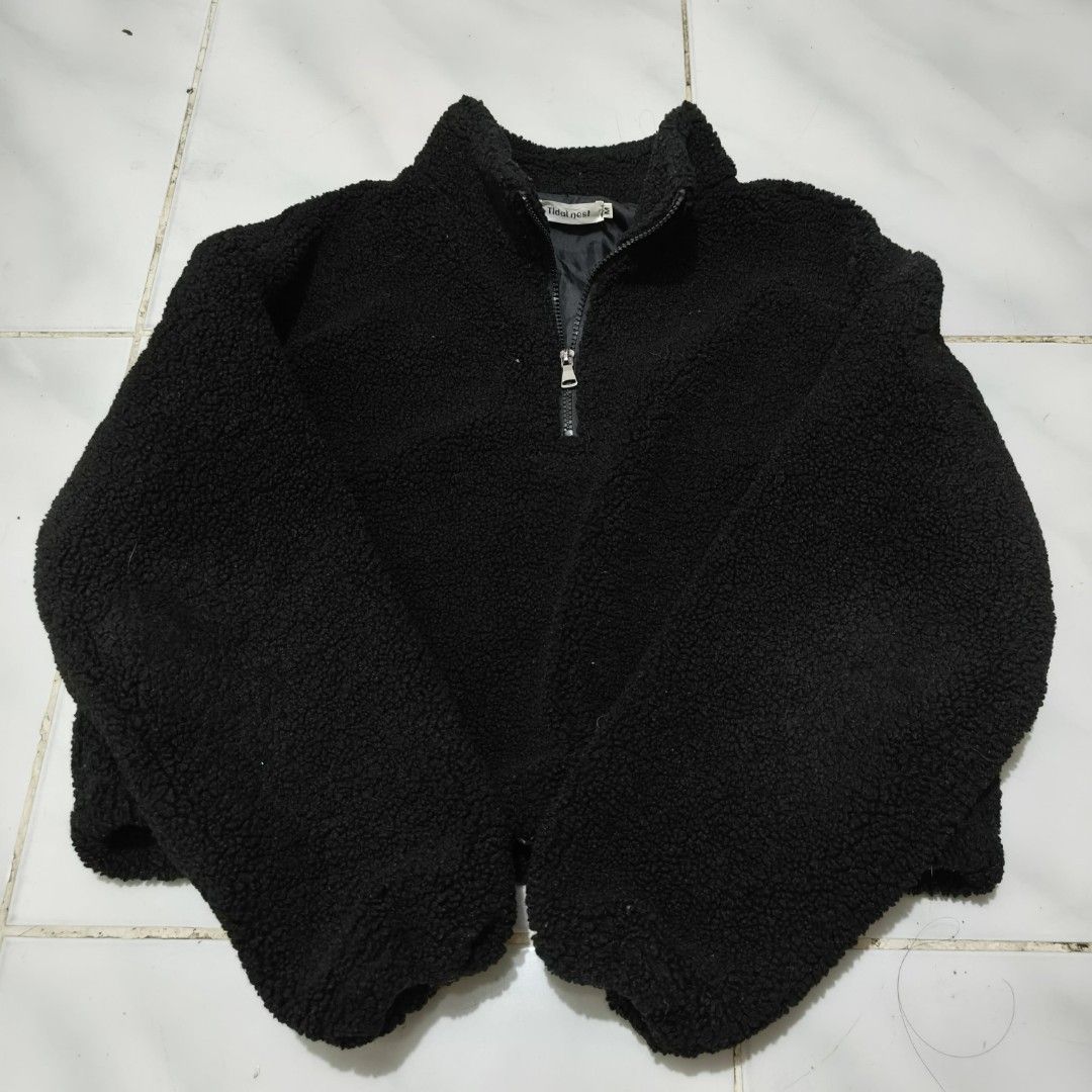 Black Cropped Boxy Sherpa Fleece Pullover (Category: Coats, Jackets and Outerwear) located in Naga. Submitted by prelovingit.222 (Listing ID 1463909981, Image 1). Description: Thick Fabric, Super soft & fluffy sherpa. Cropped boxy fit, oversized sleeves, sleek black. Great for layering & casual outfits. Size: Small-Medium.