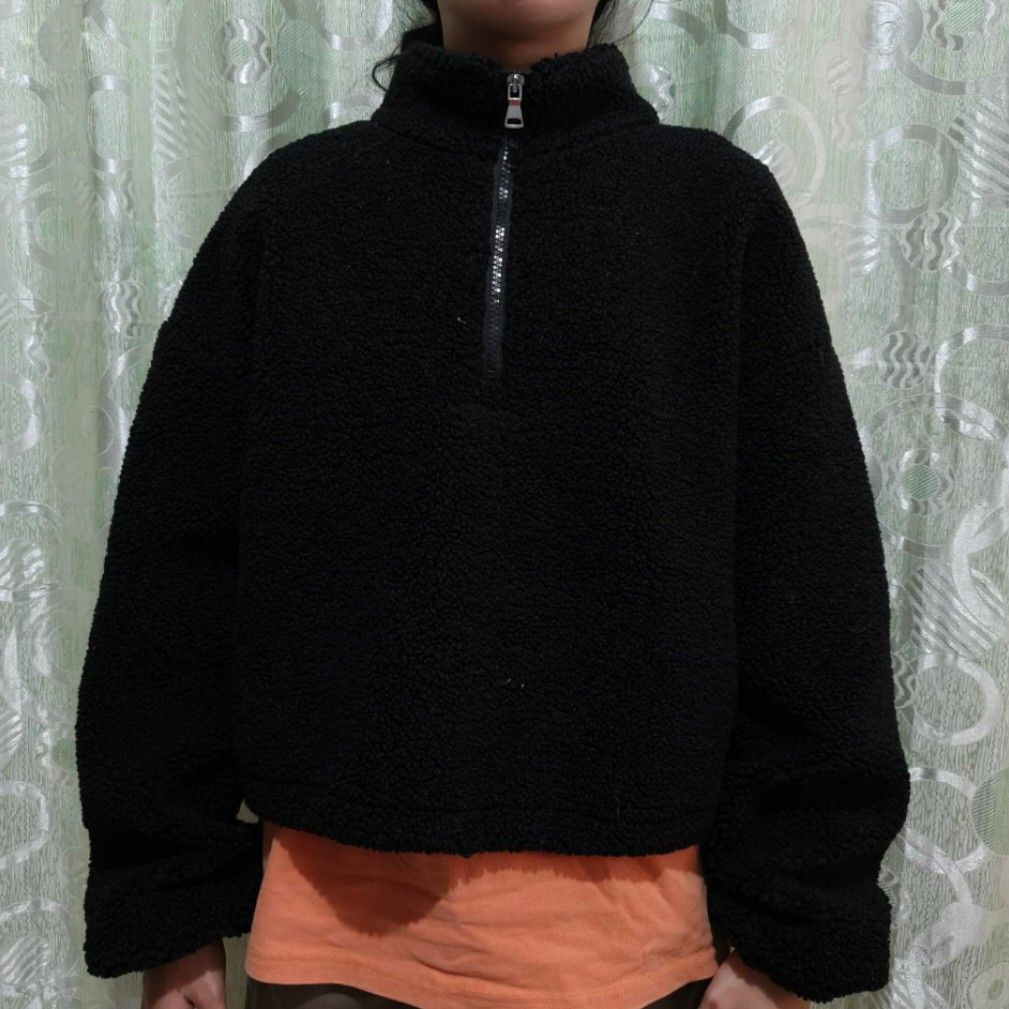 Black Cropped Boxy Sherpa Fleece Pullover (Category: Coats, Jackets and Outerwear) located in Naga. Submitted by prelovingit.222 (Listing ID 1463909981, Image 3). Description: Thick Fabric, Super soft & fluffy sherpa. Cropped boxy fit, oversized sleeves, sleek black. Great for layering & casual outfits. Size: Small-Medium.