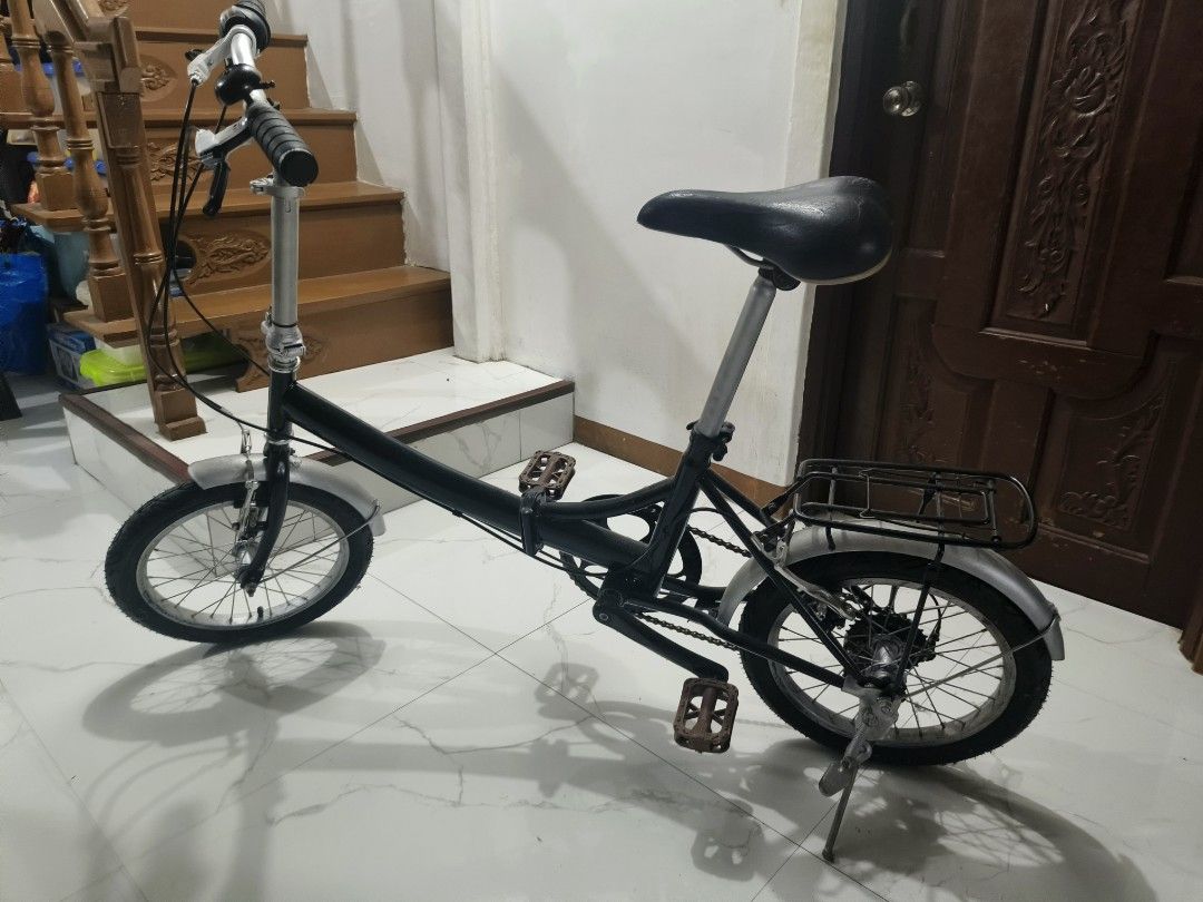 Black Folding Bicycle with Rear Rack (Category: Bicycles) located in Makati City. Submitted by jmp_nav (Listing ID 1463805979, Image 1). Description: - Black folding bicycle - Converted (hindi na siya nafofold) - Restored and dinisiplay lang, never nagamit after restoration - Need lang ng hangin ng mga gulong - Ready for a new owner location: Las Pinas .