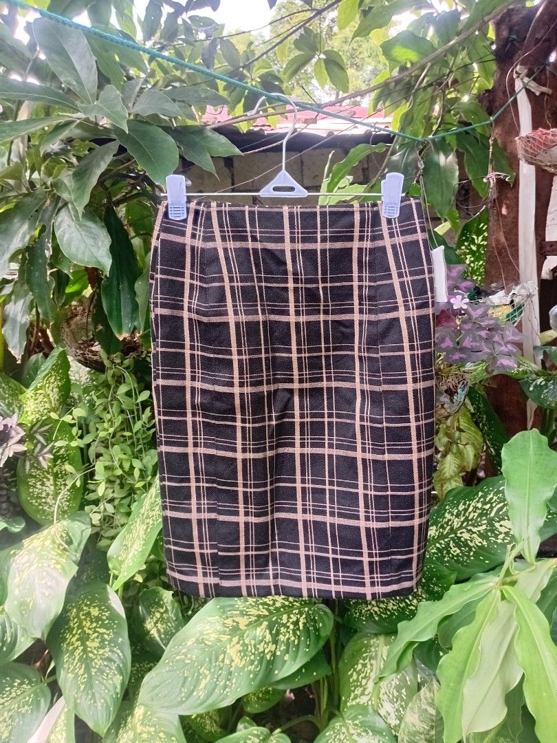 Black Plaid Skirt (Category: Skirts) located in Makati City. Submitted by ellavee_you (Listing ID 1463878297, Image 1). Description: y2k Baddie vibes Regina George Mean Girls peg send offer! ❤️.