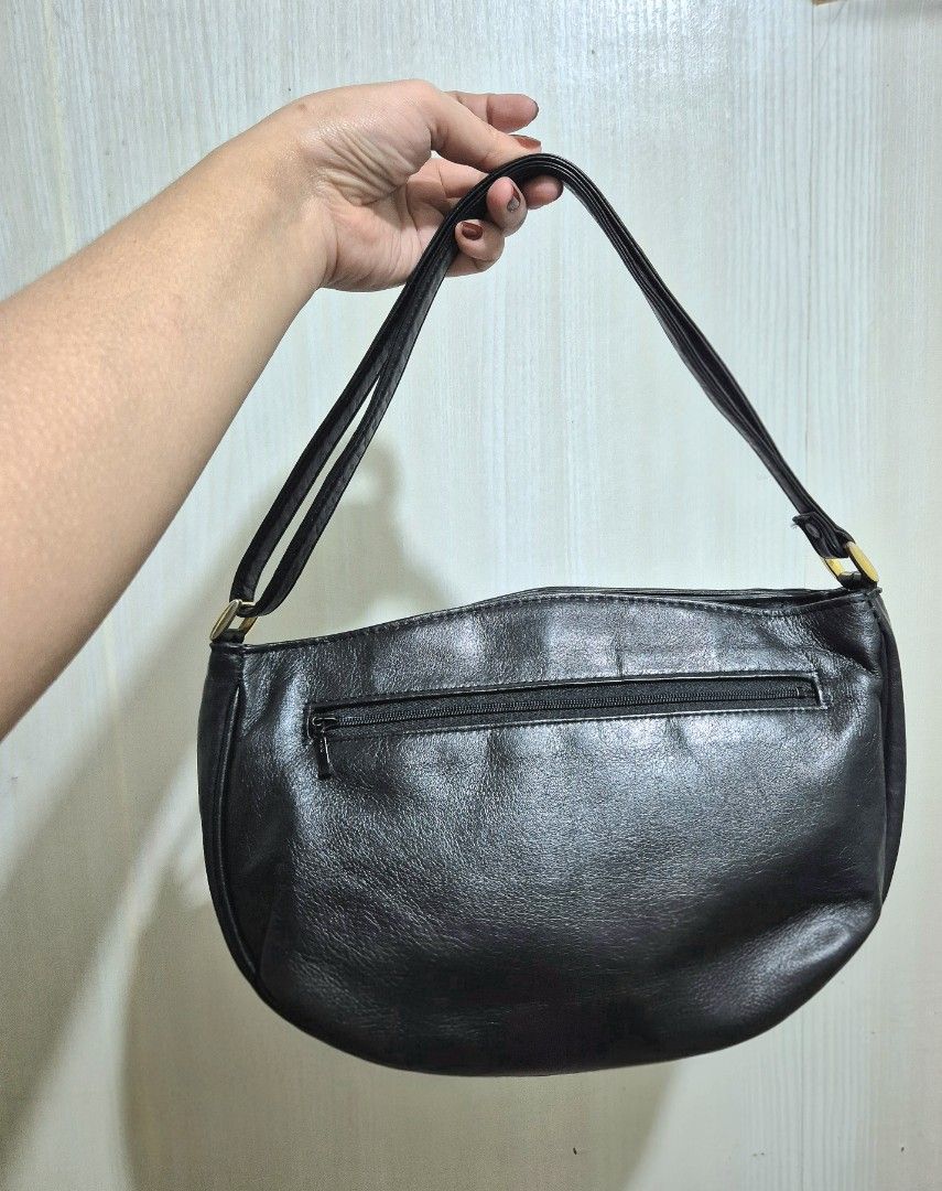 Black Pleated Kili Bag (Category: Shoulder Bags) located in San Mateo. Submitted by sellbypelle (Listing ID 1463847590, Image 2). Description: THRIFTED ITEM 🌸 Material: Faux Leather W: 11 inch L : 7 inch No Issue 📍 Location: Rizal 📦 +shipping fee via J&T only ⏳ No rush shipping 💡 Actual color may vary slightly due to lighting and screen settings. .