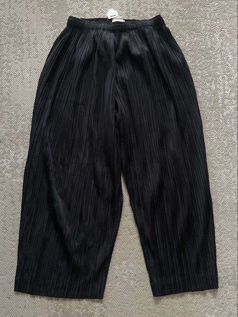 Black Pleated Wide Leg Cropped Pants (Category: Trousers) located in Manila. Submitted by rei.ocn (Listing ID 1463849373, Image 1). Description: - Black pleated pants - Wide leg, cropped length - Comfortable elastic waistband - Textured and flowy design - Perfect for dressing up or down - Easy to style and wear.