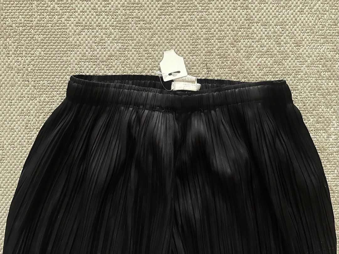 Black Pleated Wide Leg Cropped Pants (Category: Trousers) located in Manila. Submitted by rei.ocn (Listing ID 1463849373, Image 2). Description: - Black pleated pants - Wide leg, cropped length - Comfortable elastic waistband - Textured and flowy design - Perfect for dressing up or down - Easy to style and wear.
