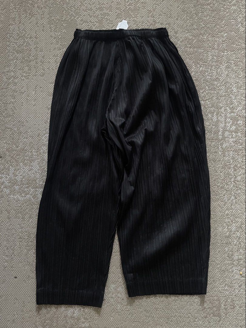 Black Pleated Wide Leg Cropped Pants (Category: Trousers) located in Manila. Submitted by rei.ocn (Listing ID 1463849373, Image 3). Description: - Black pleated pants - Wide leg, cropped length - Comfortable elastic waistband - Textured and flowy design - Perfect for dressing up or down - Easy to style and wear.