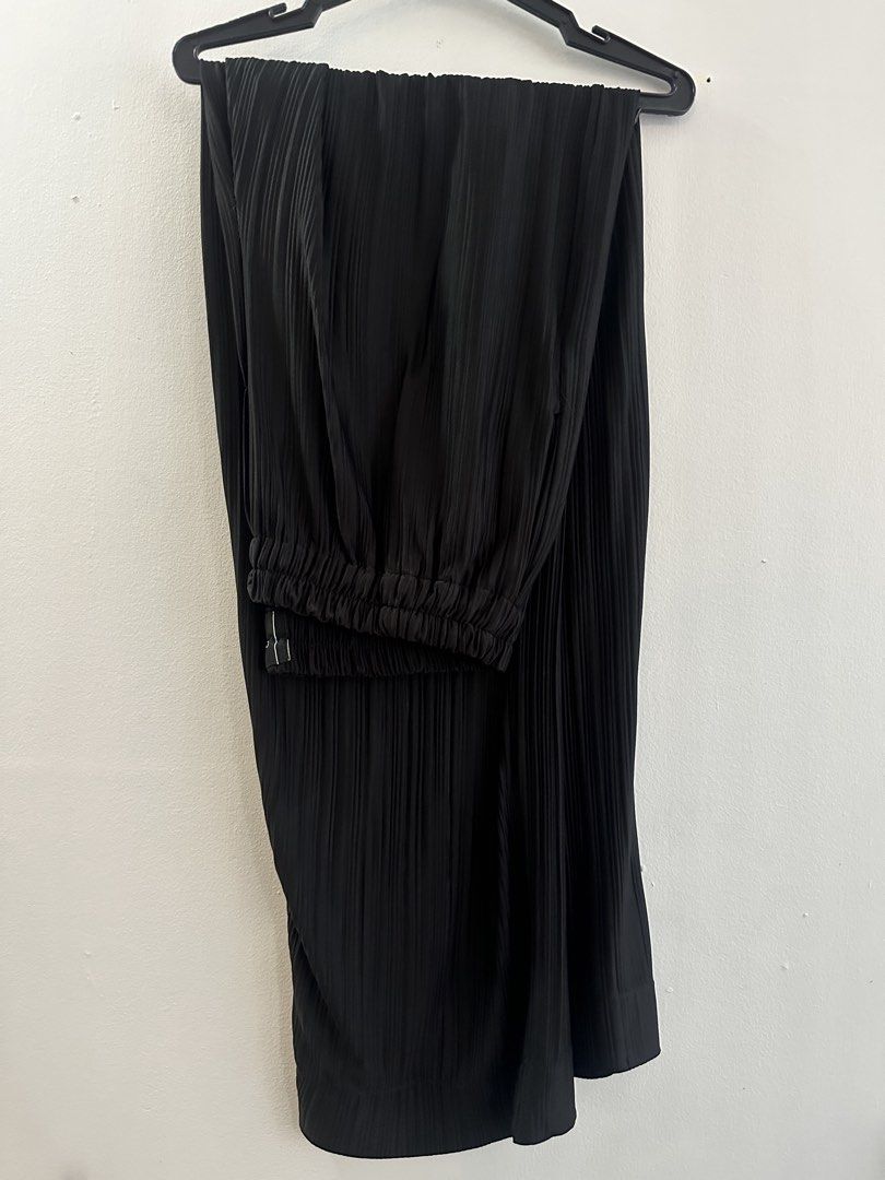 Black Pleated Wide Leg Pants (Category: Trousers) located in Manila. Submitted by rone_cris (Listing ID 1463819323, Image 1). Description: - Size fits M to L - Chic black pants with a sophisticated pleated texture. - Comfortable elastic waistband for a perfect fit. - Flattering wide-leg silhouette. - Versatile: dress up or down for any occasion. - Effortless to style with your favorite tops..