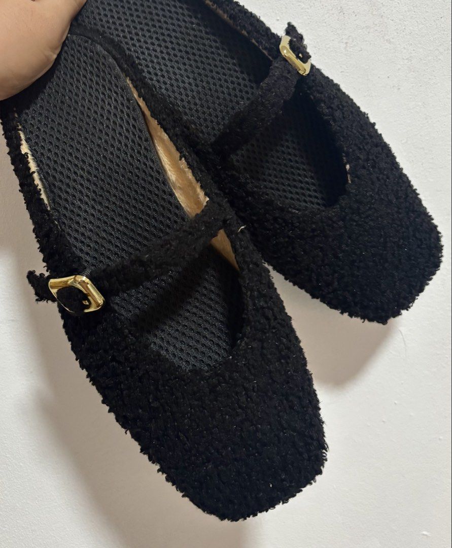 Black Plush Fluffy Flats (Category: Flats & Sandals) located in Davao. Submitted by outoftheclosetdvo (Listing ID 1463930677, Image 2). Description: Fits size 8.5-9.