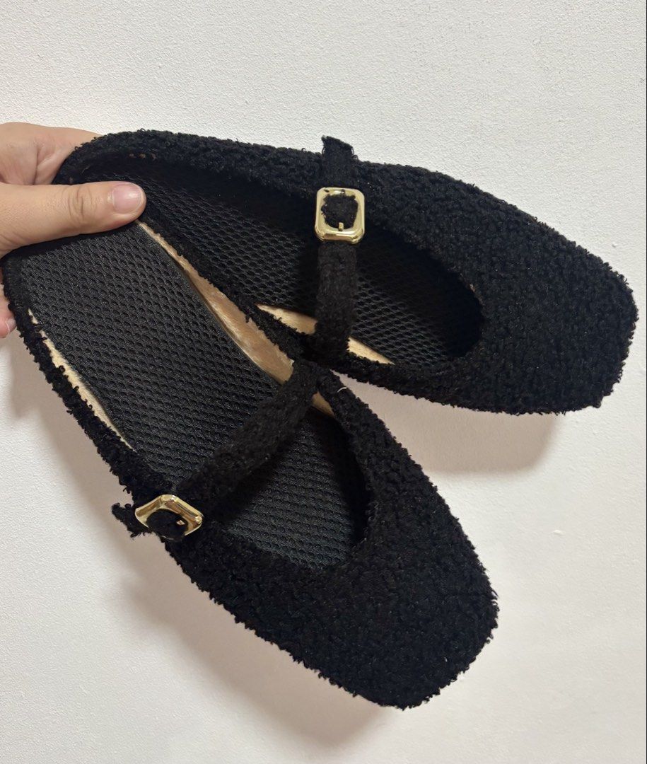 Black Plush Fluffy Flats (Category: Flats & Sandals) located in Davao. Submitted by outoftheclosetdvo (Listing ID 1463930677, Image 1). Description: Fits size 8.5-9.