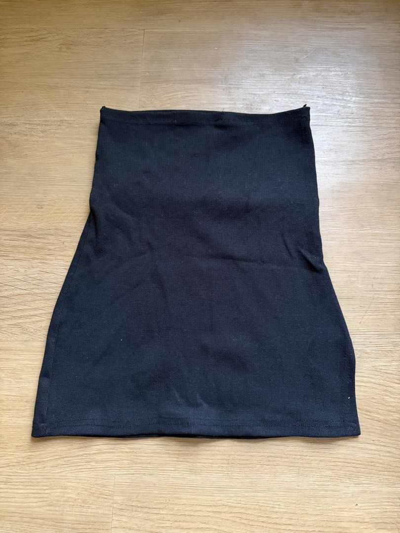 Black Ribbed Tube Top with Side Slits (Category: Sleeveless) located in Paranaque City. Submitted by shopnrepeat_ (Listing ID 1463865535, Image 2). Description: ww pic for reference only free size best fit S-M.
