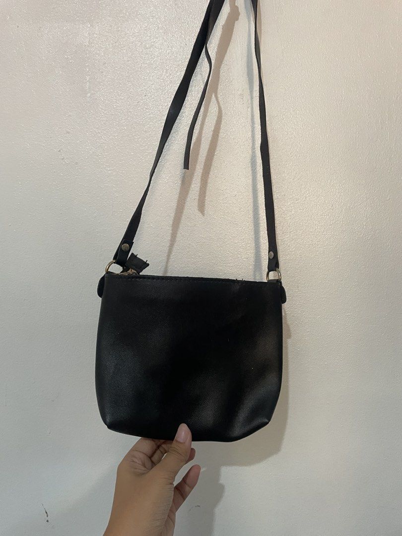black sling bag (Category: Cross-body Bags) located in Manila. Submitted by dianneeeee12 (Listing ID 1463934797, Image 2). Description: no issue..