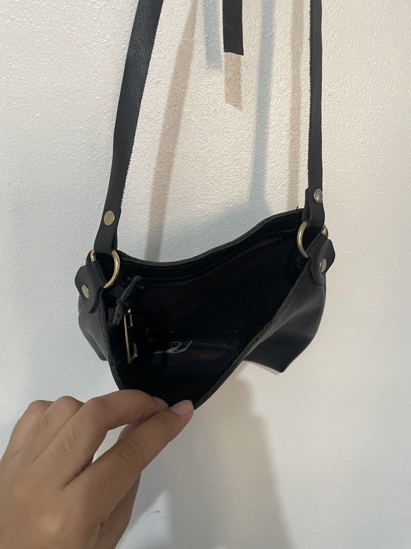black sling bag (Category: Cross-body Bags) located in Manila. Submitted by dianneeeee12 (Listing ID 1463934797, Image 3). Description: no issue..