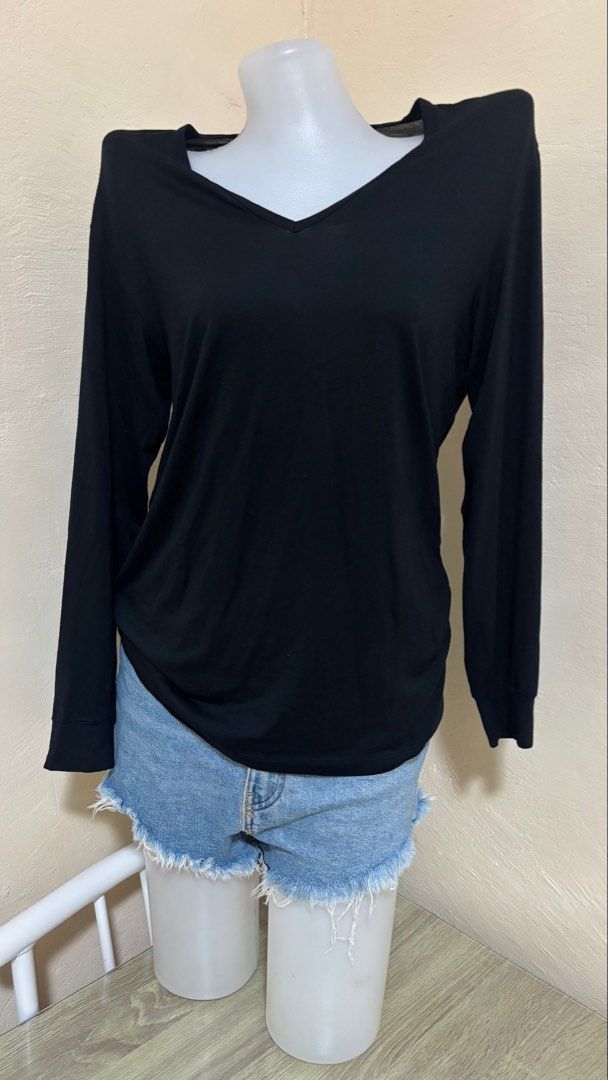 Black V-neck Long Sleeve Top (Category: Longsleeves) located in Santa Cruz. Submitted by homedecluttersale (Listing ID 1463767760, Image 1). Description: • Bought in Uniqlo Japan 🇯🇵 • Fits large to XL • In excellent condition • Photos taken using mannequin only 🚚 Shipping via J&T only 📦 Shipping fee to be shouldered by buyer 💳 Mode of payment: GCash 📍 Santa Cruz, Laguna.
