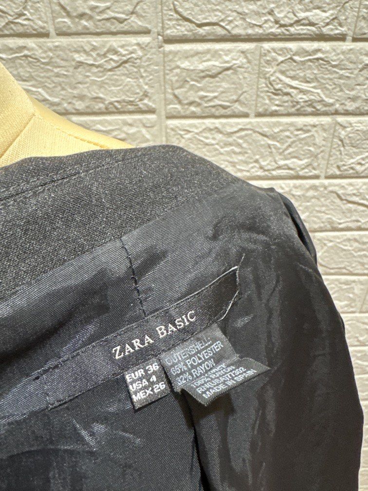 Blazer ZARA Basic (Category: Coats, Jackets and Outerwear) located in Kota Bharu. Submitted by fleurcollection (Listing ID 1463751414, Image 3). Description: 🌸 BLAZER ZARA BASIC🌸 material : mix poly rayon Pit : 18” Bahu : 15” Labuh : 25” 💰 RM 70 💰.