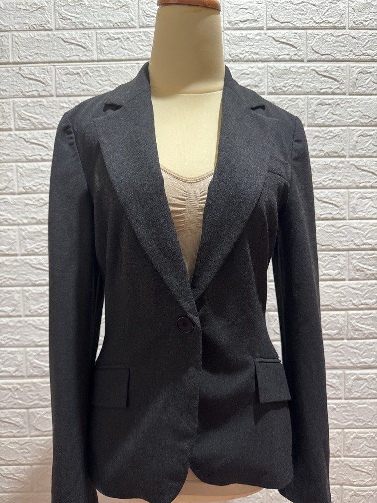 Blazer ZARA Basic (Category: Coats, Jackets and Outerwear) located in Kota Bharu. Submitted by fleurcollection (Listing ID 1463751414, Image 2). Description: 🌸 BLAZER ZARA BASIC🌸 material : mix poly rayon Pit : 18” Bahu : 15” Labuh : 25” 💰 RM 70 💰.