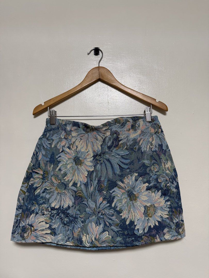 Blue Floral Tapestry Mini Skirt (Category: Skirts) located in Manila. Submitted by don_p (Listing ID 1463863848, Image 1). Description: Size Large: EU 40-42 US 8-10 - Adorable blue mini skirt - Features a unique floral tapestry print - Back zipper closure for a secure fit - Estimated size: Small to Medium - Textured fabric adds a nice touch - Perfect for dressing up or down.