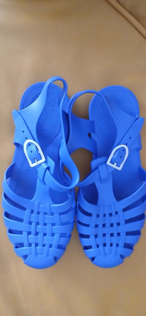 Blue Jelly Sandals Size 39 (Category: Flats & Sandals) located in San Juan City. Submitted by frugalmomph (Listing ID 1463801656, Image 1). Description: - Blue jelly sandals - Size 39 - Woven strap design with buckle closure - Textured grip pattern on soles - Ideal for beach or casual wear.