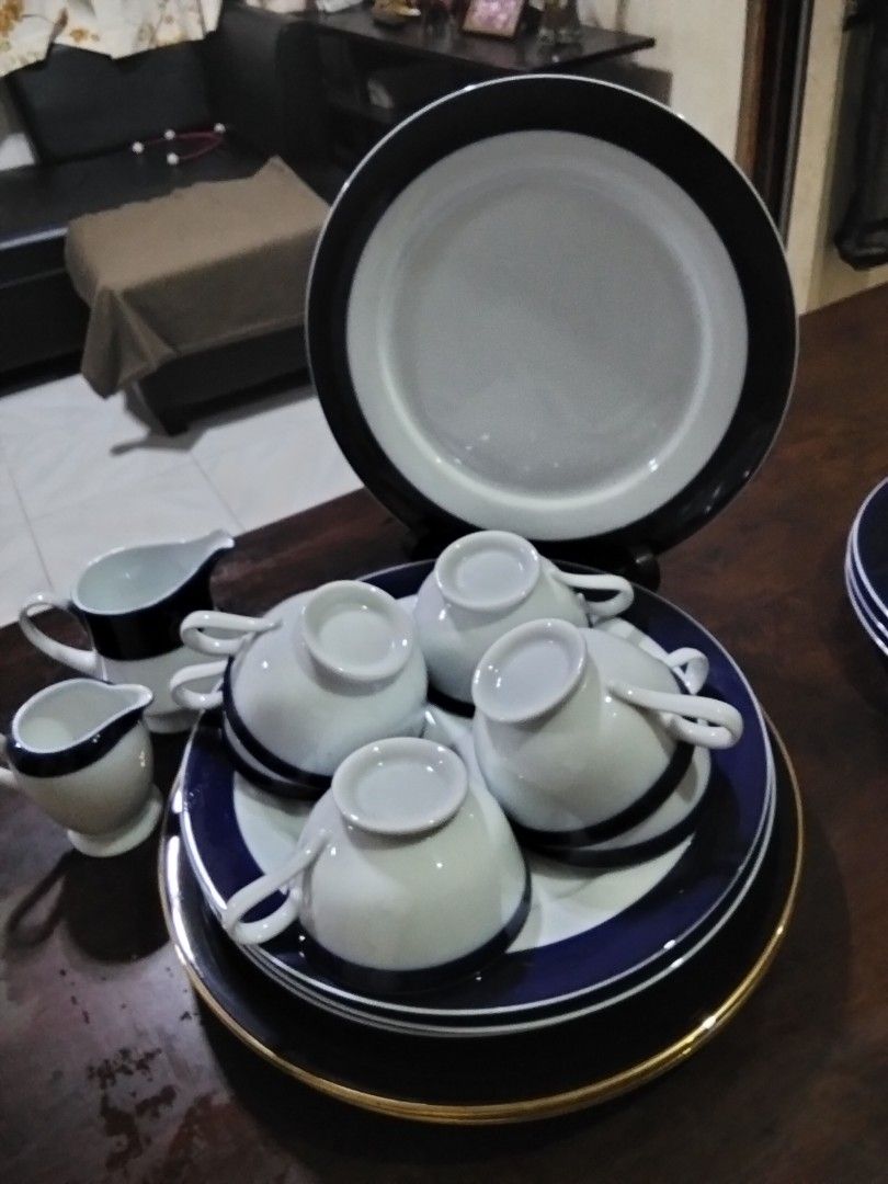 Blue plate , cups (Category: Dinnerware & Cutlery) located in Antipolo. Submitted by olayerm1213 (Listing ID 1463852847, Image 1). Description: 4 dinner plate 2 big plate 6 cups 2 small pitcher.