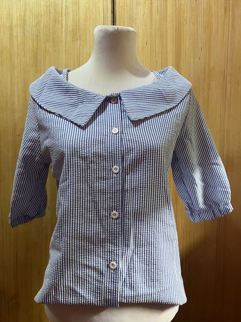 Blue Stripes Textured Fabric Bakuna Top (Category: Blouses) located in Manila. Submitted by acregala.21 (Listing ID 1463932968, Image 1). Description: Slight bakuna lang, hindi super baba ang shoulders S-M.