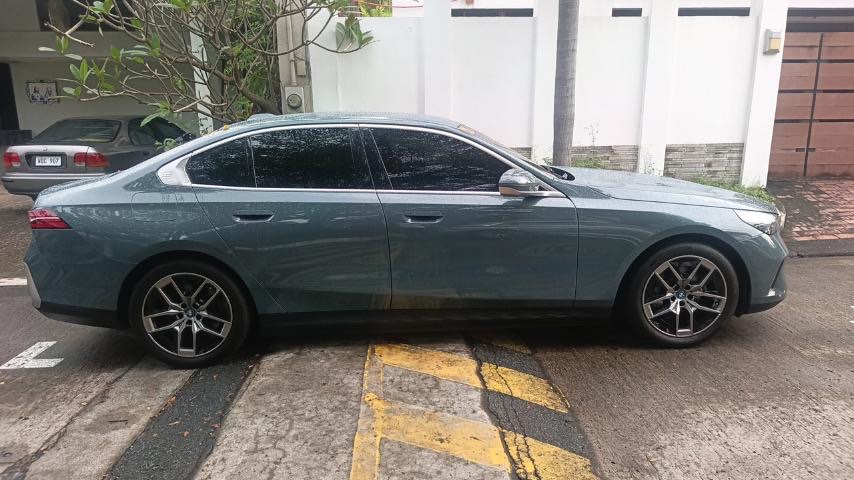 BMW i5 Full EV Auto (Category: Used Cars) located in Pasig City. Submitted by fcmau (Listing ID 1463826687, Image 3). Description: Like new BMW i5; barely used; less than 2k kilometers.