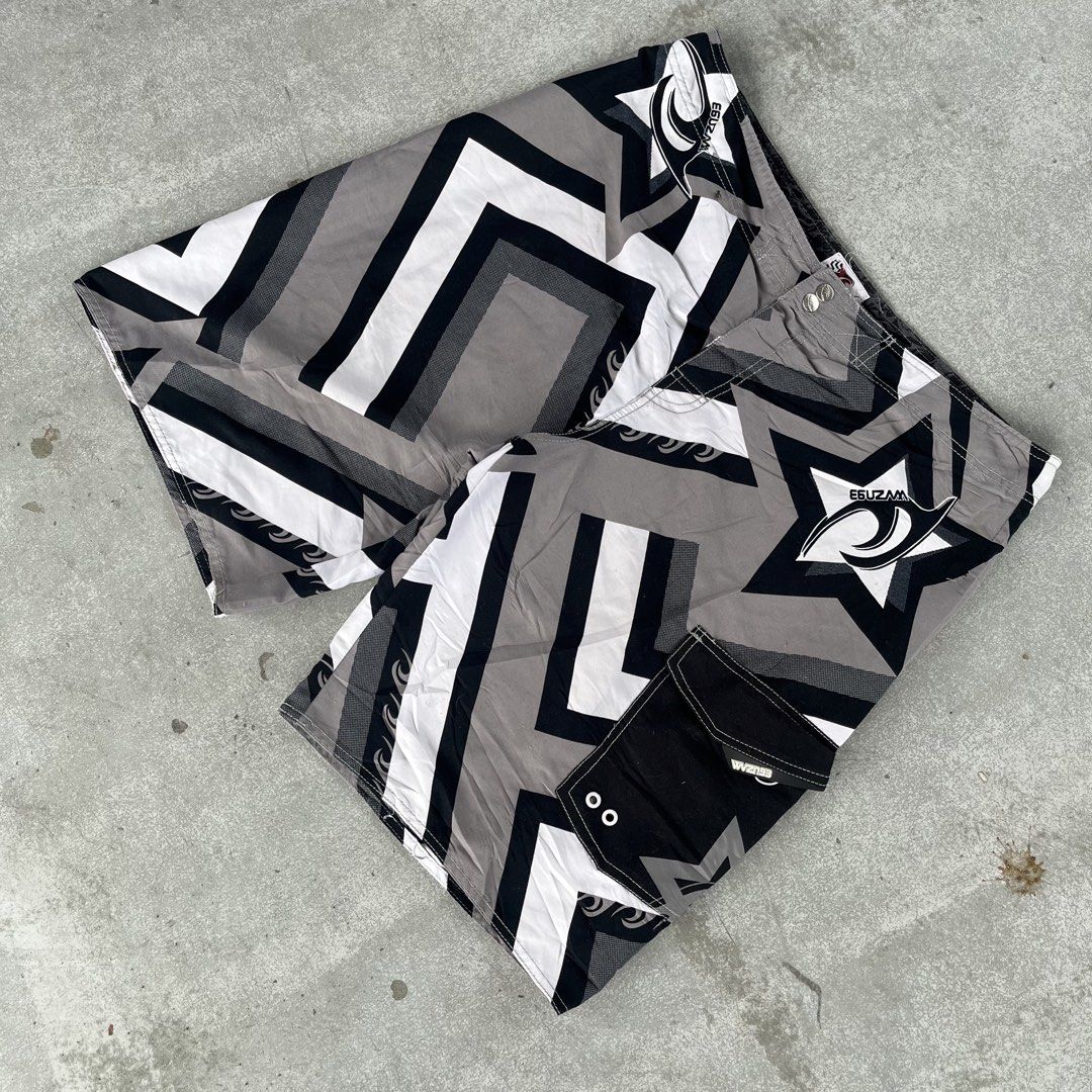 Board short Pattern (Category: Swim Trunks & Board Shorts) located in General Mariano Alvarez. Submitted by aaronatas819577 (Listing ID 1463770462, Image 2). Description: - O'Neill Board Shorts - Size: XL - Color: Black, white, and grey geometric pattern - Features: Cargo pocket on right side with velcro closure - Closure: Button and zip fly - Ideal for: Swimming, lounging, beach, or pool activities.