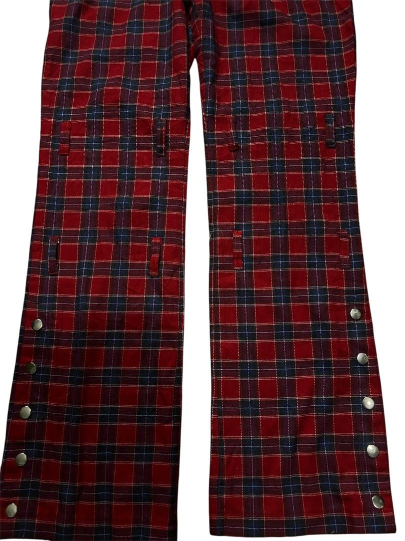 Body Line - Plaid, snap button hem. (Category: Jeans) located in Lucena. Submitted by netnyahyo (Listing ID 1463761164, Image 2). Description: Body Line size 2L on tag size 34 length 40 thighs 11 knee 8 leg op 9 I : missing strap .