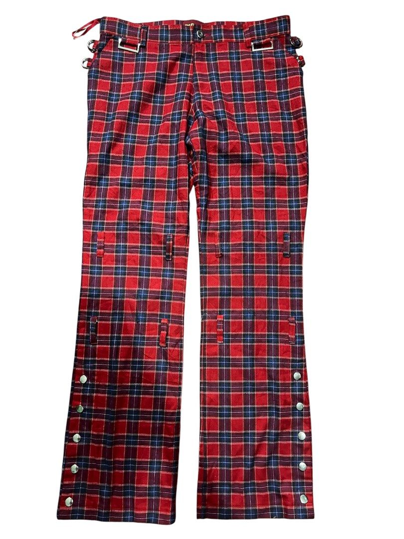 Body Line - Plaid, snap button hem. (Category: Jeans) located in Lucena. Submitted by netnyahyo (Listing ID 1463761164, Image 1). Description: Body Line size 2L on tag size 34 length 40 thighs 11 knee 8 leg op 9 I : missing strap .