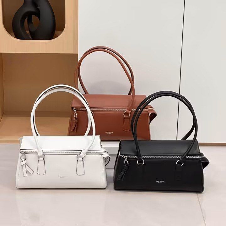 Bond Shoulder Bag (Category: Shoulder Bags) located in Manila. Submitted by rcwluxx (Listing ID 1463929589, Image 1). Description: .