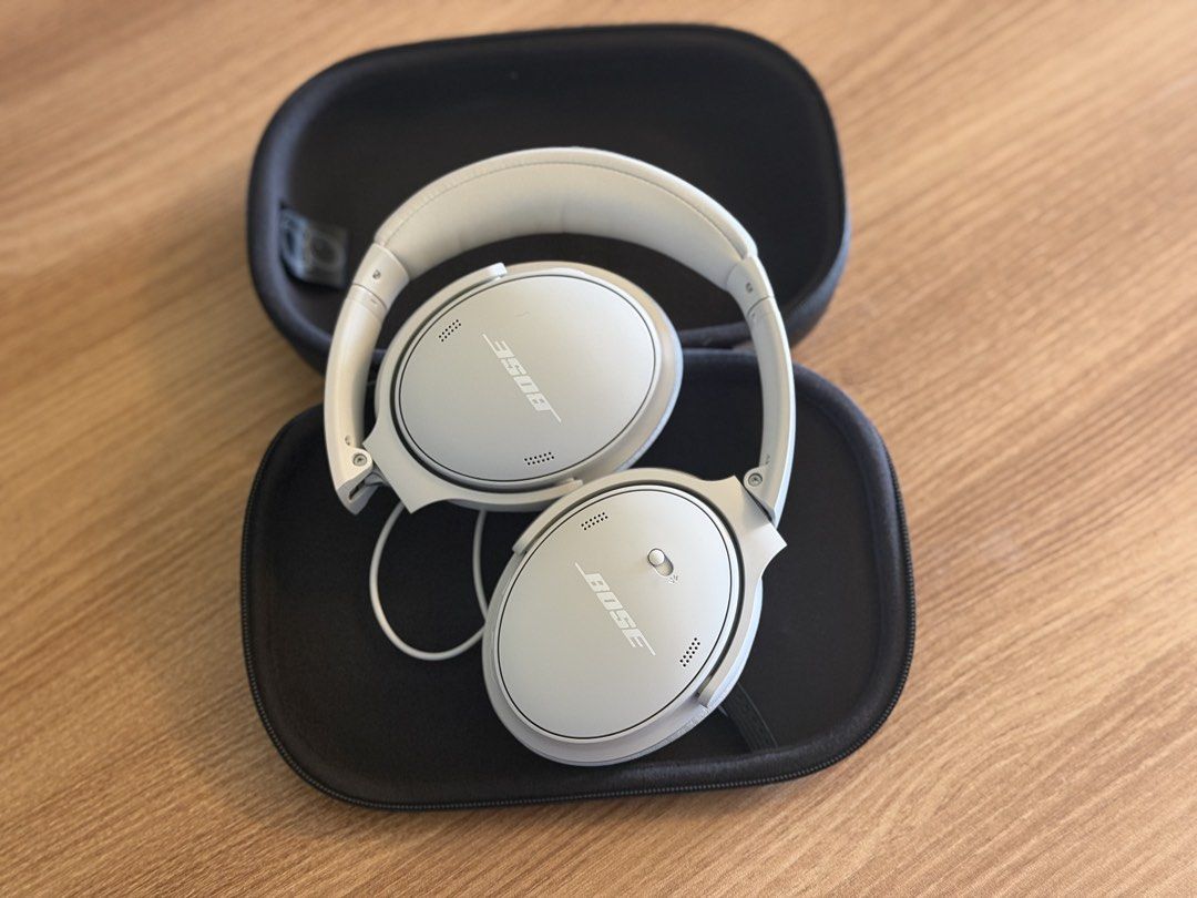 Bose QC Headphones (Category: Headphones & Headsets) located in Makati City. Submitted by nigelbitalo36 (Listing ID 1463779021, Image 3). Description: Bose QC Headphone like new condition no issue inclusion ung nasa picture lang po no box no type c cable 100% original location- alabang filinvest .