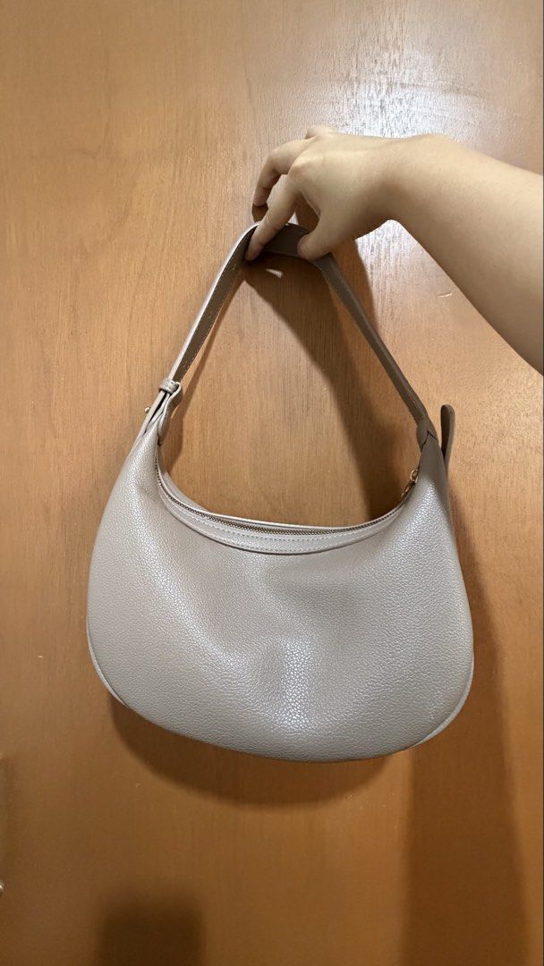 Bostanten shoulder bag (Category: Shoulder Bags) located in Manila. Submitted by grandpenguin.28586f (Listing ID 1463792990, Image 3). Description: - Like new - 2x or 3r ko lng nagamit to then natambak nalang - pwedeng shoulder,sling and hand bag since adjustable strap -nude brown -cresent shape and nag fform naman yung shape Nya kapag may laman yung bag .