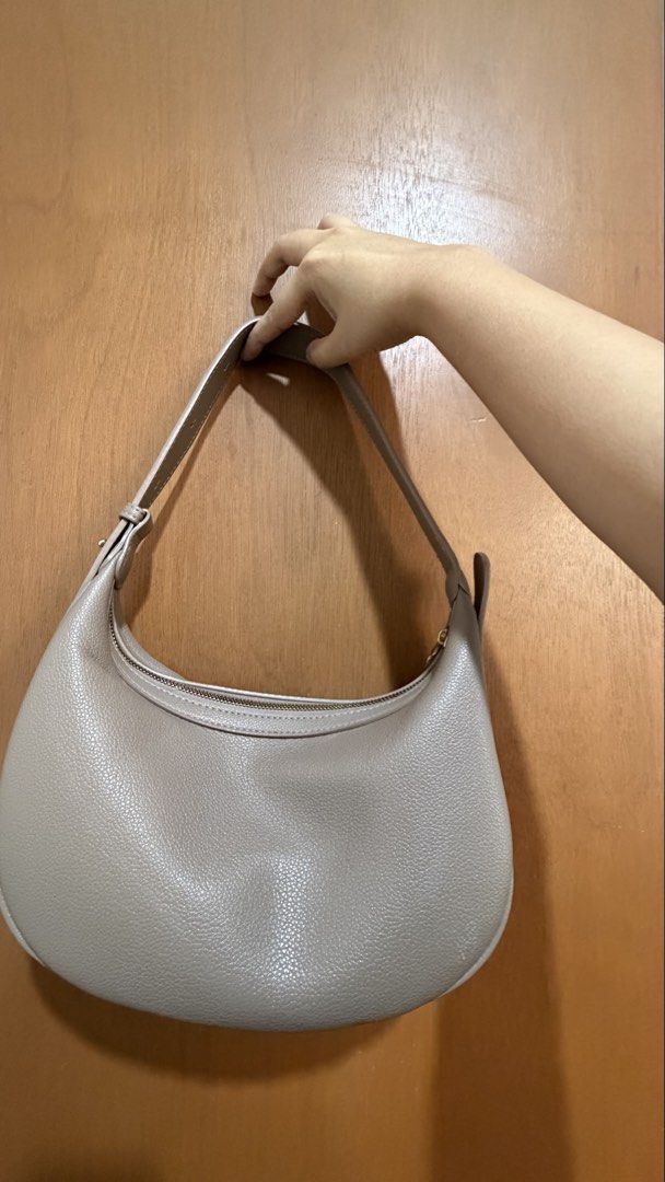 Bostanten shoulder bag (Category: Shoulder Bags) located in Manila. Submitted by grandpenguin.28586f (Listing ID 1463792990, Image 2). Description: - Like new - 2x or 3r ko lng nagamit to then natambak nalang - pwedeng shoulder,sling and hand bag since adjustable strap -nude brown -cresent shape and nag fform naman yung shape Nya kapag may laman yung bag .