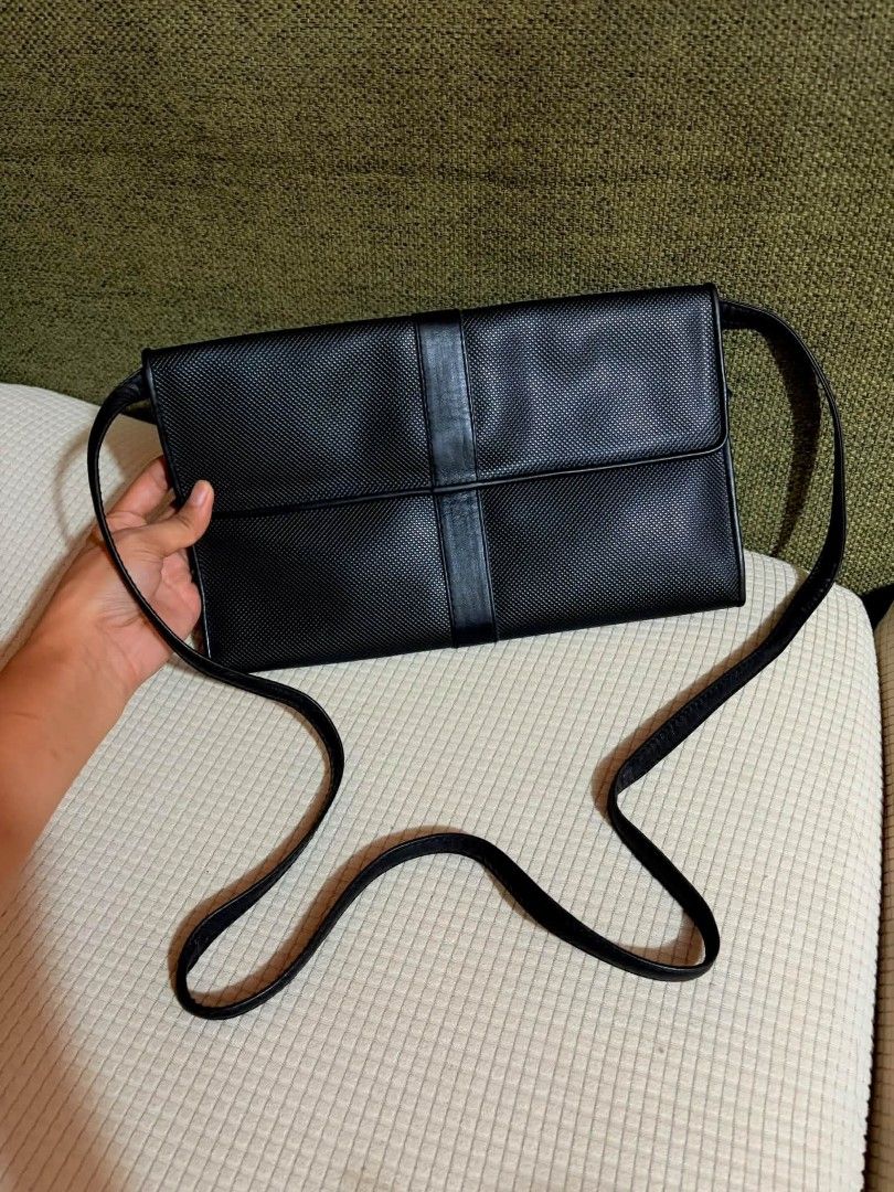Bottega Veneta (Category: Luxury Bags & Wallets) located in Manila. Submitted by boldfire_315559 (Listing ID 1463847728, Image 1). Description: from japan Authentic Bottega Veneta no code Vintage. Made in Italy.