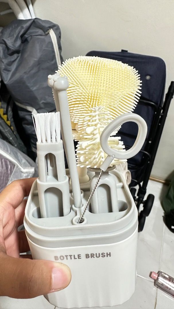 Bottle Brush Set with Storage Case (Category: Craft Supplies & Tools) located in Quezon City. Submitted by macelpain (Listing ID 1463748517, Image 2). Description: - White storage case for bottle brushes - Includes: large silicone brush, smaller brush, straw brush - Ideal for cleaning baby bottles and other containers - Compact design for easy storage - Keeps bottles sparkling clean.