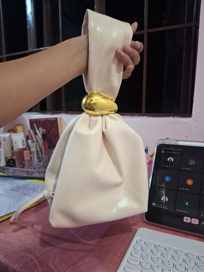 brand new beige retro bag (Category: Shoulder Bags) located in Manila. Submitted by zesshian (Listing ID 1463852387, Image 3). Description: -bnew -beige small bag -vintage style bag -casual bag.