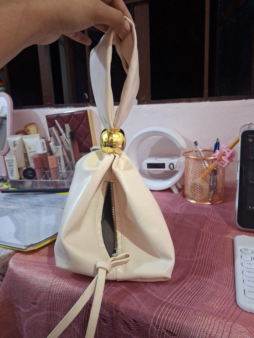 brand new beige retro bag (Category: Shoulder Bags) located in Manila. Submitted by zesshian (Listing ID 1463852387, Image 2). Description: -bnew -beige small bag -vintage style bag -casual bag.