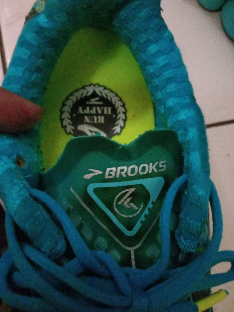 Brooks Neuro (Category: Sneakers & Footwear) located in Rosario. Submitted by gmarilyn1934608 (Listing ID 1463936516, Image 2). Description: .