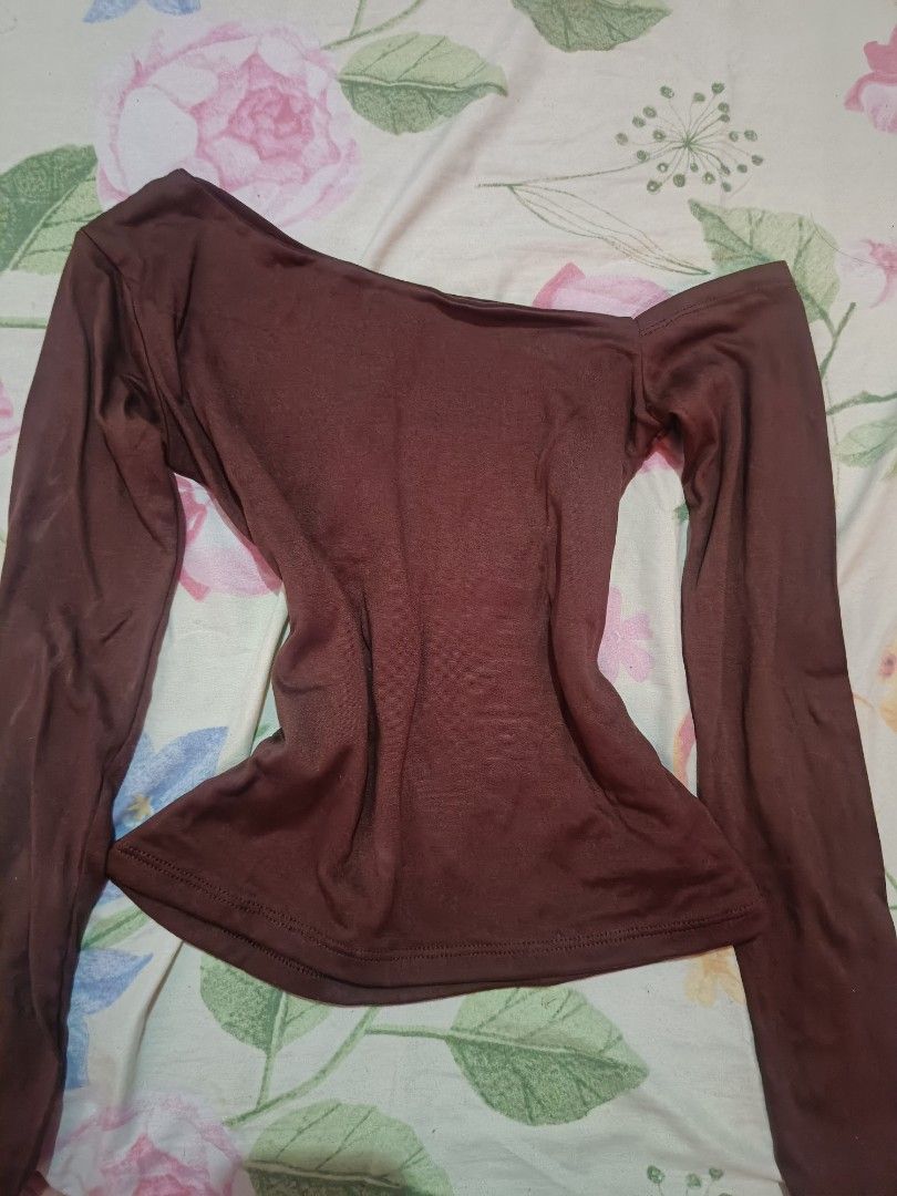 Brown Off-Shoulder Long Sleeve Top (Category: Longsleeves) located in Guagua. Submitted by mxrll (Listing ID 1463825546, Image 1). Description: small to med direct jnt cashg.