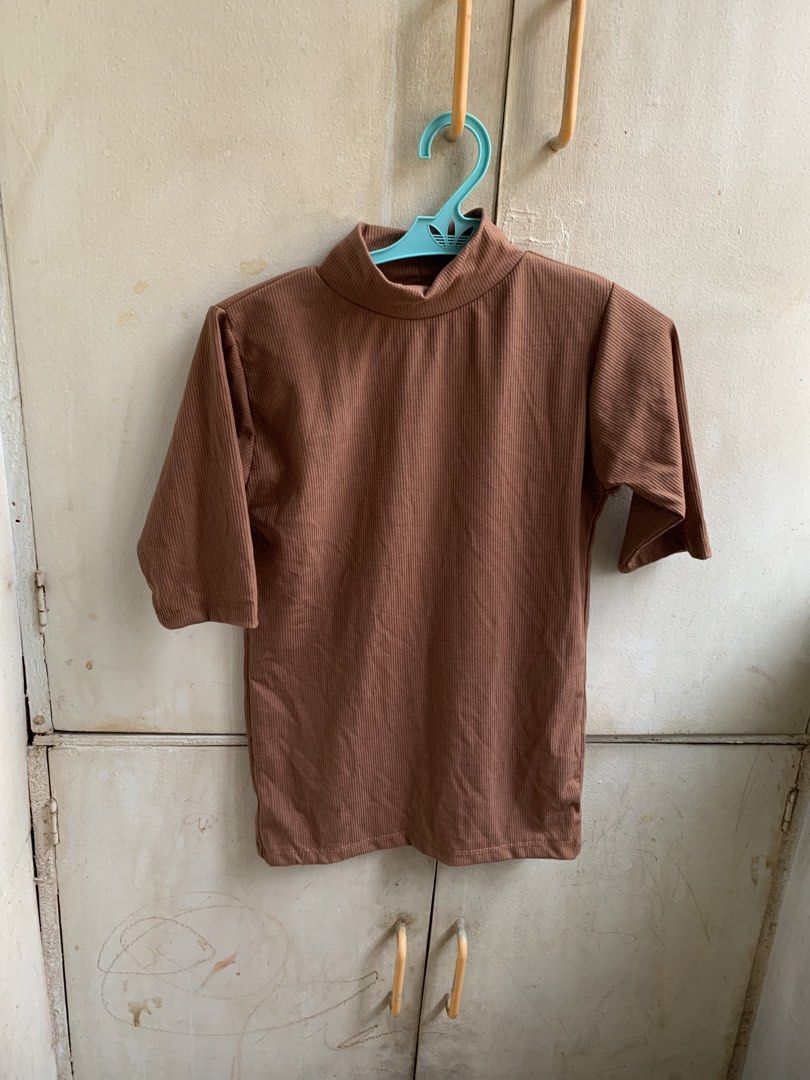 Brown Ribbed Mock Neck T-shirt (Category: Shirts) located in Manila. Submitted by usagichan_rabbit (Listing ID 1463783232, Image 1). Description: - Brown ribbed t-shirt - Mock neck design - Short sleeves - Stretchy and comfortable material - Easy to style on its own or for layering - Versatile wardrobe essential Maliit yung turtleneck.
