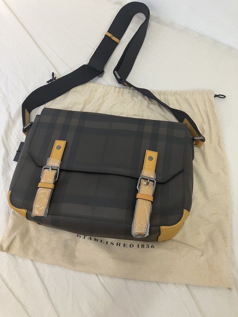 Burberry messenger 博柏利格仔斜孭袋 郵差包 （分類：手袋及銀包）位於 Hong Kong。 由 utoyou 提交（商品編號 1463774047，圖片 1）。簡介： Burberry 經典格仔斜孭袋，啡色配大地色邊位。袋面有兩個扣位，打開裡面係拉鏈主袋。袋內有間隔同拉鏈小袋。附有防塵袋。。