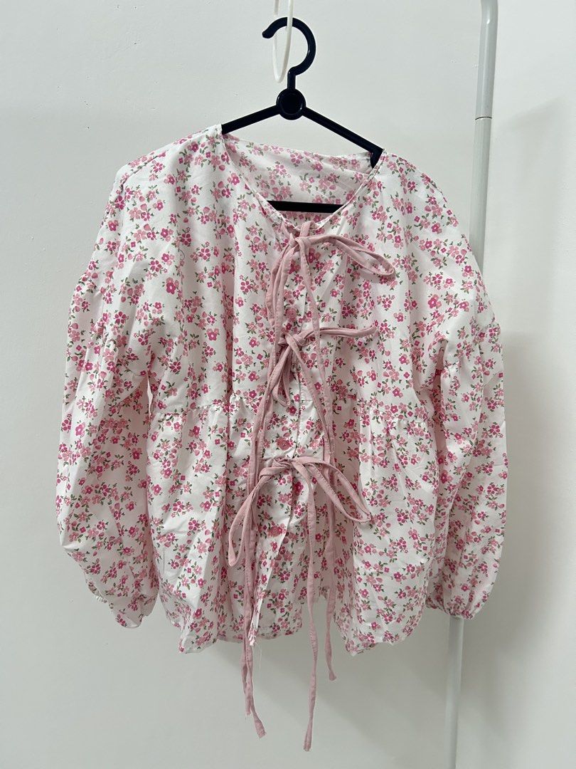 Button Blouse (Category: Blouses) located in Pontian. Submitted by aliakarimii_ (Listing ID 1463879550, Image 1). Description: Singkat Kain sejuk.
