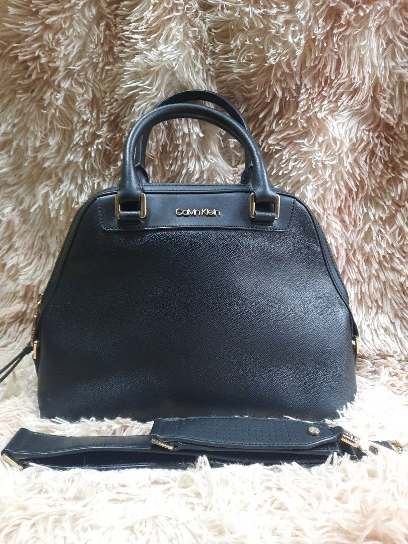 Calvin Klein 2way (Category: Shoulder Bags) located in Manila. Submitted by eliphalet_983 (Listing ID 1463928060, Image 2). Description: slightly used black, medium size issue po nasa 2 last pictures delivery fee shoulder by the buyer loc. Pasig payment first po sa cashG salamat po.