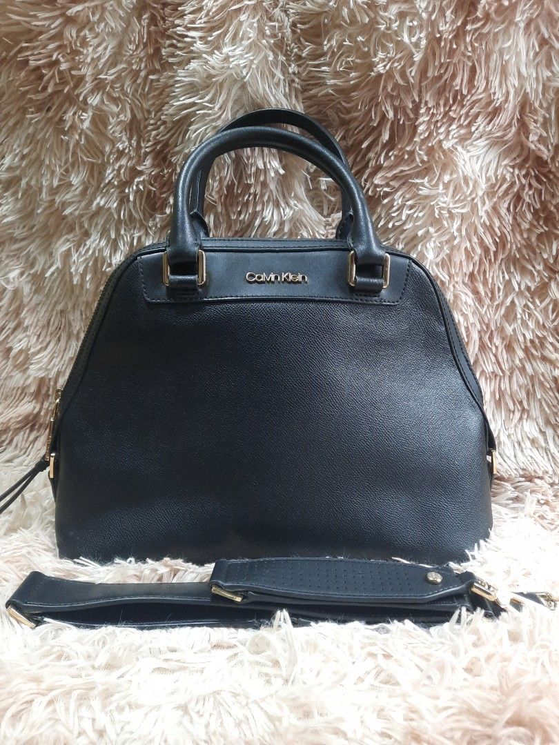 Calvin Klein 2way (Category: Shoulder Bags) located in Manila. Submitted by eliphalet_983 (Listing ID 1463928060, Image 3). Description: slightly used black, medium size issue po nasa 2 last pictures delivery fee shoulder by the buyer loc. Pasig payment first po sa cashG salamat po.