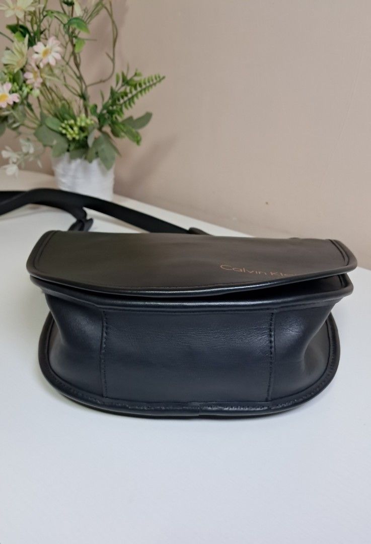 Calvin Klein Leather Sling Bag (Category: Luxury Bags & Wallets) located in Zamboanga. Submitted by corneliasbags (Listing ID 1463857518, Image 3). Description: -genuine leather material, super tibay -malinis ang interior and body -intact corners and lining -hardware in rose gold tone, excellent condition -no chipping, no bakbak -minimal signs of used lang po eto , the most evident ay yung parang slight stressed na leather sa kanyang flap,parang 