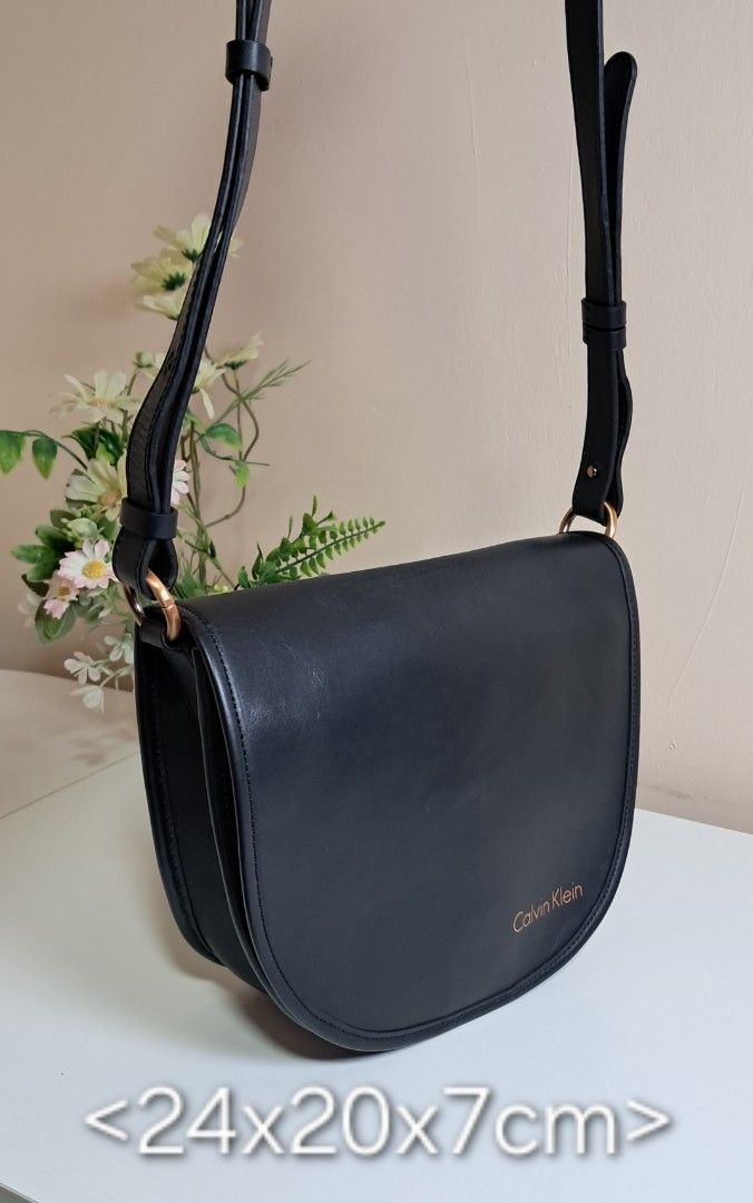 Calvin Klein Leather Sling Bag (Category: Luxury Bags & Wallets) located in Zamboanga. Submitted by corneliasbags (Listing ID 1463857518, Image 1). Description: -genuine leather material, super tibay -malinis ang interior and body -intact corners and lining -hardware in rose gold tone, excellent condition -no chipping, no bakbak -minimal signs of used lang po eto , the most evident ay yung parang slight stressed na leather sa kanyang flap,parang 
