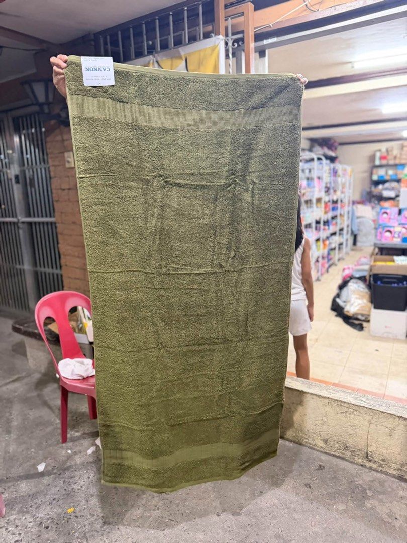 Cannon Towel (Category: Bedding & Towels) located in Pasig City. Submitted by mmyjoy (Listing ID 1463742811, Image 2). Description: CANNON TOWEL 😍 Very shala! Very makapal & cotton 🫶🏼 Alam nyo yan super mahal nyang brand na yan. All with tags, perfect pang gift. 🤍 — ₱330 each only✨ Colors: Army & Red Landers price: ₱599 ❌.